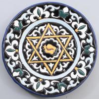 Dávid-csillagos díszítésű mázas kerámia falitányér, jelzett: Ceramica Arabe S. Isidro Granada (Spanyolország), kisebb mázhibákkal, d: 20 cm