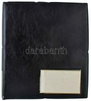 Kisalakú, négygyűrűs, fekete műbőr érmeberakó, benne 15db berakólappal, egyenként 30x30mm-es férőhel...