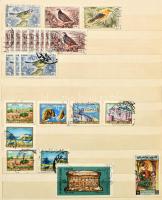 Néhány száz vegyes külföldi bélyeg jobbakkal, sok tengerentúlival, jó 12 lapos 25 x 25 cm-es berakóban