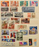 Néhány száz vegyes külföldi bélyeg jobbakkal, sok tengerentúlival, jó 12 lapos 25 x 25 cm-es berakób...