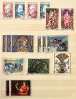 Néhány száz vegyes külföldi bélyeg jobbakkal, sok tengerentúlival, jó 12 lapos 25 x 25 cm-es berakób...