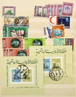 Néhány száz vegyes külföldi bélyeg jobbakkal, sok tengerentúlival, jó 12 lapos 25 x 25 cm-es berakób...