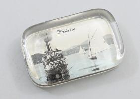 Wörtersee (Wörthersee / Wörthi-tó) hajós képpel illusztrált üveg levélnehezék, cca. XX. sz. eleje, 10,5x6,5x2 cm