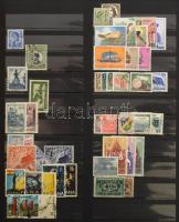 Vegyes külföldi bélyegek 4 db közepes + 7 db A4-es kétoldalas berakólapon + 17 kartonlapon 2 oldalas...