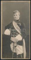 cca 1900-1910 Stuttgart, német diák szövetség ("Studentenverbindung") tagjának portréfotója, keményhátú fotó, Stuttgart, Atelier Blankhorn, a hátoldalán bejegyzéssel, 14x7 cm.  cca 1900-1910 Stuttgart, Portrait photo of a member of a German student corps (Studentenverbindung), board photo, Stuttgart, Atelier Blnkhorn, with notices, 14x7 cm