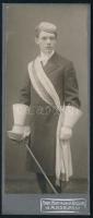 cca 1900-1910 Augsburg, német diák szövetség ("Studentenverbindung") tagjának portréfotója, keményhátú fotó, Augsburg, Gebr. Martin Jnh. K. Ressler, sérült hátoldallal, 12x5 cm.  cca 1900-1910 Augsburg, Portrait photo of a member of a German student corps (Studentenverbindung), board photo, Augsburg, Gebr. Martin Jnh. K. Ressler, with damaged back, 12x5 cm