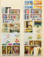 1958-1988 Sok példányos rendező nagyrészt teljes sorok, hozzá kevés régebbi és újabb, 25 lapos nagy ...