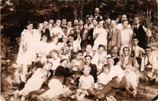 Pakod (Zala megye), ünnepség, csoportkép italozó társasággal. Domján Imre photo (EB)