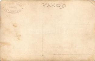 Pakod (Zala megye), ünnepség, csoportkép italozó társasággal. Domján Imre photo (EB)