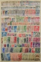 3-4 ezer régi és modern bélyeg + néhány blokk 16 lapos A4-es berakóban, közte klasszikusok, jobbak