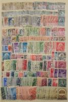 3-4 ezer régi és modern bélyeg + néhány blokk 16 lapos A4-es berakóban, közte klasszikusok, jobbak