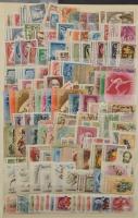 3-4 ezer régi és modern bélyeg + néhány blokk 16 lapos A4-es berakóban, közte klasszikusok, jobbak