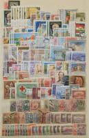 3-4 ezer régi és modern bélyeg + néhány blokk 16 lapos A4-es berakóban, közte klasszikusok, jobbak