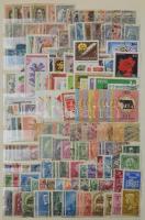 3-4 ezer régi és modern bélyeg + néhány blokk 16 lapos A4-es berakóban, közte klasszikusok, jobbak