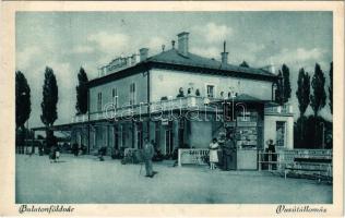 Balatonföldvár, vasútállomás, újságos (tűnyomok / pinmarks)