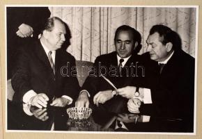 1973 Moszkvai látogatás emlékalbuma, 24 db fekete-fehér fotóval, kissé kopott egészvászon-kötésben, 26x18x4 cm