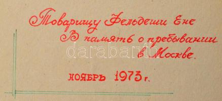 1973 Moszkvai látogatás emlékalbuma, 24 db fekete-fehér fotóval, kissé kopott egészvászon-kötésben, ...