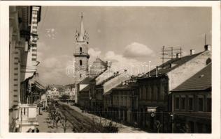 Beszterce, Bistritz, Bistrita; Mussolini utca, templom, Piele, F. Pardy, Kerekes és Czitron üzlete, Transsylvania biztosítás / street, shops, insurance company, church. Foto Römischer