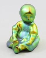 Zsolnay kisplasztika - üldögélő kendős kislány kosárral. Terv.: Sinkó András, eozin mázakkal festett öntött finomfajansz. Jelzett, kis karcokkal, m:7 cm