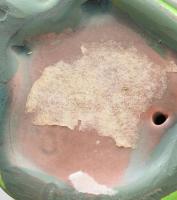 Zsolnay kisplasztika - üldögélő kendős kislány kosárral. Terv.: Sinkó András, eozin mázakkal festett...