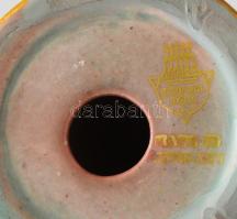 Zsolnay kisplasztika - pécsi Zsolnay-kút. Terv.: Sinkó András. Savmaratott felületű, többféle eozin ...