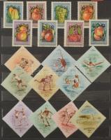 Magyar gyűjtemény 1957-1962 sok blokkal, kisívvel + kevés korábbi és későbbi bélyeg Lánchíd benyomású 25 x 25 cm berakóban, sötétkék színben