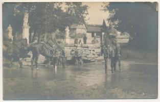 1916 Ismeretlen település, első világháború, német katonák lóháton a patakban / WWI German military, soldiers on horseback. photo (EK)