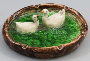 Hattyúk a tavon. Porcelán, benne olvasztott üveggel, jelzés nélkül, 17x14 cm