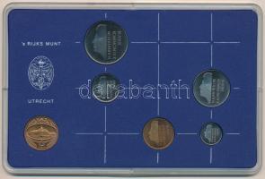 Hollandia 1983. 5c-2 1/2G (5xklf) forgalmi sor műanyag tokban, pénzverdei zsetonnal T:UNC Netherlands 1983. 5 Cent - 2 1/2 Gulden (5xdiff) coin set in plastic case and Coin Mint jeton C:UNC