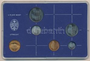 Hollandia 1984. 5c-2 1/2G (5xklf) forgalmi sor műanyag tokban, pénzverdei zsetonnal T:UNC Netherlands 1984. 5 Cent - 2 1/2 Gulden (5xdiff) coin set in plastic case and Coin Mint jeton C:UNC