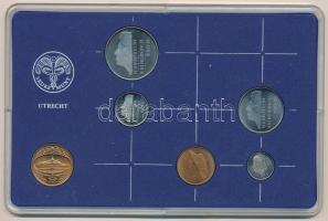Hollandia 1985. 5c-2 1/2G (5xklf) forgalmi sor műanyag tokban, pénzverdei zsetonnal T:UNC Netherlands 1985. 5 Cent - 2 1/2 Gulden (5xdiff) coin set in plastic case and Coin Mint jeton C:UNC