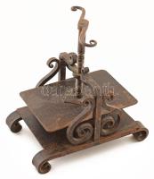 Kovácsoltvas könyvprés asztaldísz, 16x11 cm