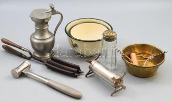 Doboznyi vegyes bolha tétel, közte réz tálak, kakaószóró, hajsütővas, stb.