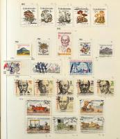 Csehszlovákia tartalmas gyűjtemény, 5.000 bélyeg 2 előrajzolt albumban, főleg bélyegzett anyag renge...