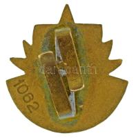 DN (1960-1970 k) "Kiváló Fémgyűjtő" zománcozott fém jelvény, hátoldalán "1062" s...
