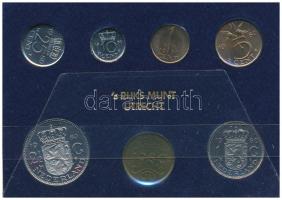 Hollandia 1980. 1c "Julianna" - 2 1/2G "Julianna" (6xklf) forgalmi sor műanyag tokban, pénzverdei zsetonnal T:UNC, patina Netherlands 1980. 1 Cent "Julianna" - 2 1/2 Gulden "Julianna" (6xdiff) coin set in plastic case with mint jeton C:UNC, patina