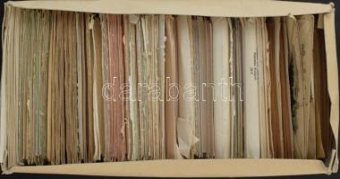 1874-1980 Sok száz darab levelezőlap, használt és használatlan, képeslapok, futott levelek, dobozban