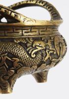 cca 1900, Kínai 15. századi Xuande bronz füstölőnek másolata, alján az eredeti 6 jegyes Xuande jelzé...