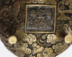 cca 1900, Kínai 15. századi Xuande bronz füstölőnek másolata, alján az eredeti 6 jegyes Xuande jelzé...