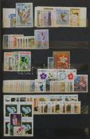 Virág motívum gyűjtemény az egész világból, kb 5.500 bélyeg rengeteg postatiszta teljes sorral, jó értékekkel 2 db A/4 berakóban. / Flowers tematic collection, ~5.500 stamps including a lot of MNH complete sets, in 2 A/4 stockbooks