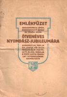[Alkalmi nyomtatvány] Jubileumi emlék. Emlékfüzet Grossmann V. Lipót, Koszmovszky Adolf és Török Márk ötvenéves nyomdász-jubileumára. Budapest, 1921. Pesti Lloyd-Társulat ny. 1 t. (címkép) + [8] p. Egyetlen kiadás. Alkalmi kiadványunk az 1921. június 29-én tartott nyomdász ünnepség alkalmából készült. A címlap és az ünnepeltek portréját közlő címkép után az ünnepi beszéd rövid szövege, majd a Pesti Lloyd-Társulat munkaközösségének teljes névsora. Fűzve, illusztrált, enyhén gyűrött kiadói borítóban. Jó példány, ritka.