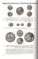 [Árverési katalógus] Griechische Bronzmünzen. Die Sammlung Friedrich Popken. -- The Friedrich Popken Collection of Greek Bronze Coins. Fritz Rudolf Künker nemzetközi numizmatikai árverésének képes katalógusa. (2007). Osnabrück, 2007. Fritz Rudolf Künker Münzenhandlung. (Druck bei Media-Print, Paderborn). 348 + [4] p. Egyetlen kiadás. Képes árverési katalógusunk a neves német numizmatikai aukciós ház, az alapítójáról elnevezett Fritz Rudolf Künker Münzenhandlung 113. árverési katalógusa. Tematikus árverésén ókori görög és hellenisztikus érmék szerepeltek, kiegészítve a köztársasági és birodalmi Róma, valamint Bizánc pénzérméivel. Német nyelvű aukciós katalógusunk tételleírásait gazdag szövegközti képanyag kíséri. (Auktion 113.) Fűzve, színes, illusztrált kiadói borítóban. Jó példány.