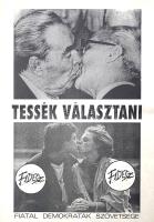 [Plakát] Tessék választani! A szabadelvű Fidesz (Fiatal Demokraták Szövetsége) választási plakátja az 1990-es országgyűlési választások alkalmából. Kállai Sándor gépészmérnök plakátja. [Budapest, 1990]. Fiatal Demokraták Szövetsége [ny. n.] Plakát, mérete: 415x290 mm. A harmadik magyar köztársaság első szabad választásán, az 1990. évi országgyűlési választásokon szabadelvű politikai és társadalmi programmal induló Fidesz választási plakátja. Az 1990-es választási kampány több elhíresült, szimbolikus erejű plakátot is kitermelt, a Fidesz választási plakátja egyszerű szimbolikával hathatós antikommunista üzenetet közvetített, és hozzájárult a párt parlamenti kerüléséhez. Összesen 5000 példányban készült plakátunk érdekes módon nem hivatásos grafikus, hanem egy ismeretlen szimpatizáns munkája volt, aki a visszaemlékezések szerint ismeretlenül jelent meg plakáttervével a párt egyik fővárosi irodájában, majd név nélkül távozott. A kettős fényképből összeállított választási plakáton felül Leonyid Brezsnyev szovjet és Erich Honecker keletnémet főtitkár szájra adott csókja látható, amely szimbolikusan a legmélyebb kapcsolatot fejezte ki a felek közt (a kevésbé kegyelt szocialista államok vezetőinek be kellett érniük a szimpla vagy kétszeres, pusztán arcra adott Brezsnyev-csókkal). A plakát alsó részén súlyos politikai függés veszélyétől mentesen csókolózó fiatalok képe. Választási plakátunk üzenete egyértelmű, és a hierarchikus rend helyett a szabad, önálló választás lehetőségének fontosságát sugalmazza. Jó állapotú plakát, középen halvány hajtásnyommal.