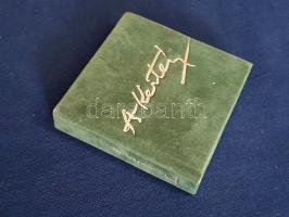André Kertész. Szerkesztette és a bevezetőt írta Borbély Károly. Szentendre, 1987. (Kossuth Nyomda, Budapest). 202 + [4] p. Egyetlen kiadás. Összesen 5000 példányban készült portrékötet André Kertész (1894-1985) magyar-amerikai fotográfusról. A magyar, német, angol és francia nyelven írt pályakép után, a 43. oldaltól a művész négy nyelven feliratozott felvételei, szigetbecsei ifjúságától a művész budapesti, párizsi és New York-i korszakáig. Kötetünk a néprajzi és szociográfiai ihletésű felvételeken kívül bőven válogat a művész külföldön készült, méltán világhírű képei közül is (Szatirikus táncosnő, Meudon, Washington Square). (Pest megyei minikönyvek. 10. szám.) Feliratozott kiadói bársonykötésben, az első kötéstáblán a művész aláírásának grafikájával. Jó példány.