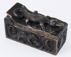 Állatfigurás díszítésű faragott fa doboz, sérüléssel, 16x7x8 cm