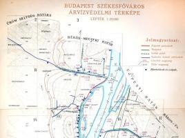 [Térkép] Budapesti székesfőváros árvízvédelmi térképe. Lépték: 1:25 000. [1934] (Aláírt.) Budapest, 1934. Budapesti Székesfőváros Polgármesteri II. Ügyosztály (Budapest székesfőváros házinyomdája). Színes térkép, mérete: 715x305 mm egy 830x335 méretű térképlapon. Térképünk alján a Polgármesteri II. Ügyosztály műszaki tanácsosának saját kezű, hitelesítő aláírása. Az építési ügyekkel foglalkozó Polgármesteri II. Ügyosztály által kiadott színes árvízvédelmi térkép a békásmegyer-újpesti északi határtól a budafoki-csepeli-pestszenterzsébeti déli határig ábrázolja a főváros Duna-menti, árvíz által fenyegetett területét, a partvédelmi művek, a védgátak, a szabadon beömlő vízfolyások, illetve a Duna szintjéhez képest mért szintmagasság feltüntetésével. Térképünk elkészülte idején az 1838-as árvíz óriási jégtorlaszának helyet adó újbudai öblöt már felszámolták, veszélyeztetett területén a Kopaszi-gát védműve áll, ám a Műegyetemről délre található budai parton még a Lágymányosi-tó hullámzik, ez utóbbinak a feltöltése csak évtizedekkel később történik meg. Fabó-Holló 3400. Jó állapotú térkép, hajtogatva, hátoldalán feliratozva, hátoldalán apró, halvány foltossággal. Rendkívül ritka.