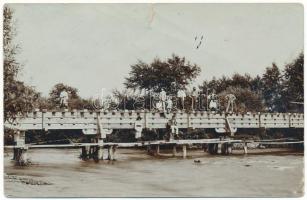 Nándorhegy, Otelu Rosu, Ferdinand, Ferdinandsberg; híd építése, emberek polgári és román népviseletben / bridge building, local people in folk costumes. photo (szakadás / tear)