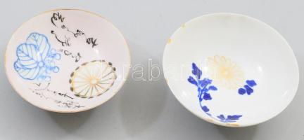 2 darab japán porcelán katonai szakés csésze. cca 1940-1944, klf motívumokkal és kalligráfiával díszítve, sérüléssel, d: 8,5-9 cm