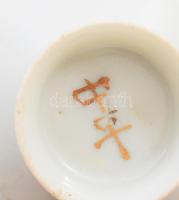 2 darab japán porcelán katonai szakés csésze. cca 1940-1944, klf motívumokkal és kalligráfiával dísz...