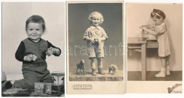 11 db RÉGI és MODERN fotó és képeslap: gyerekek, játékok / 11 pre-1945 and modern photos and postcards: children and games